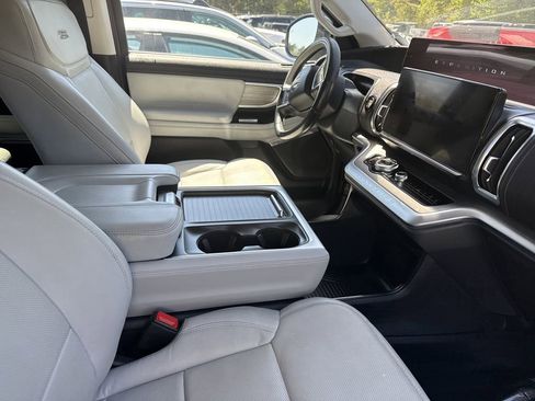 Used 2025 Ford Expedition Platinum w/ Driver's Package image 4