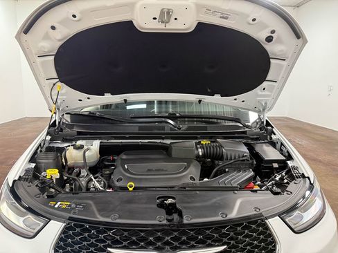 Used 2024 Chrysler Pacifica Touring-L image 89