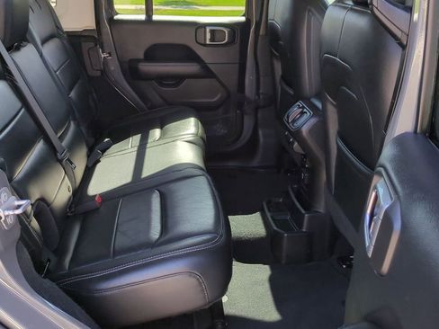 Used 2018 Jeep Wrangler Unlimited Sahara image 18