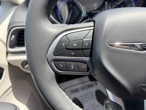 Used 2024 Chrysler Pacifica Touring-L FWD image 32