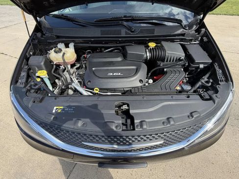 Used 2018 Chrysler Pacifica Touring-L FWD image 25