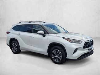 Used 2022 Toyota Highlander XLE AWD/4WD video 3