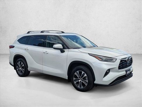 Used 2022 Toyota Highlander XLE AWD/4WD image 3