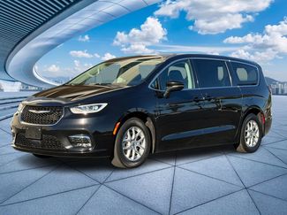 Used 2023 Chrysler Pacifica Touring-L video 2