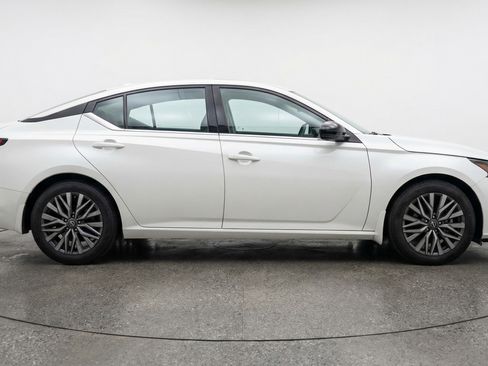 Used 2025 Nissan Altima 2.5 SV FWD image 11