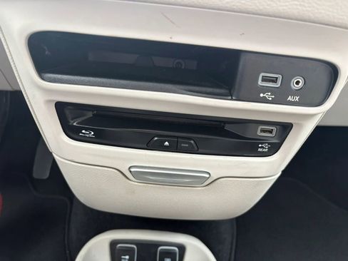 Used 2018 Chrysler Pacifica Limited w/ Advanced Safetytec Group FWD image 32
