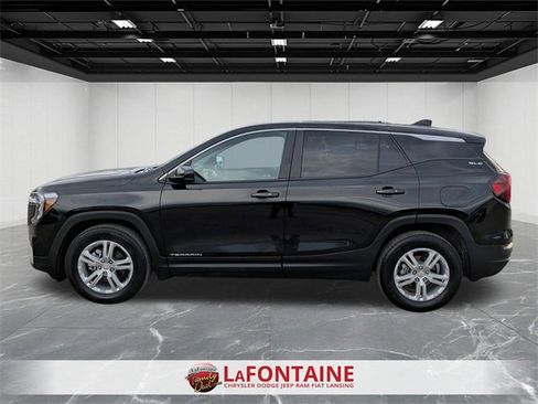 Used 2024 GMC Terrain SLE image 2