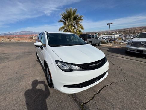Used 2023 Chrysler Voyager LX image 7