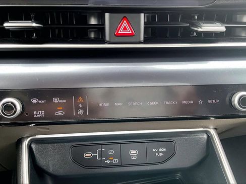 Used 2025 Kia Carnival FWD image 32