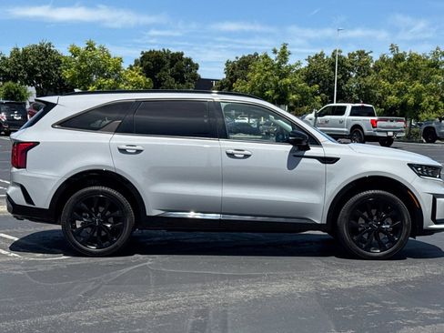 Used 2023 Kia Sorento SX AWD/4WD image 3