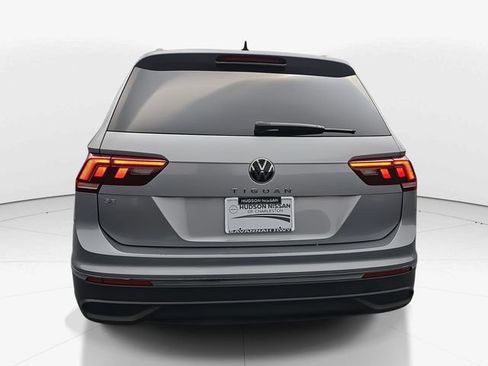 Used 2022 Volkswagen Tiguan SE w/ Panoramic Sunroof Package image 8