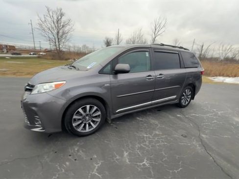 Used 2020 Toyota Sienna XLE Premium image 4