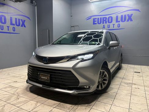 Used 2021 Toyota Sienna XLE image 3