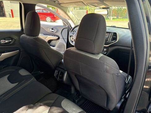 Used 2018 Jeep Cherokee Latitude w/ Cold Weather Group AWD/4WD image 29