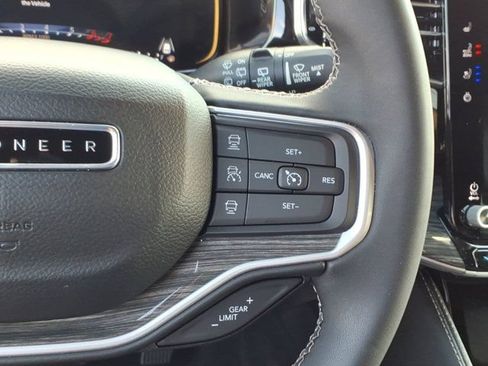 Used 2022 Jeep Wagoneer Series III w/ Premium Group I AWD/4WD image 18