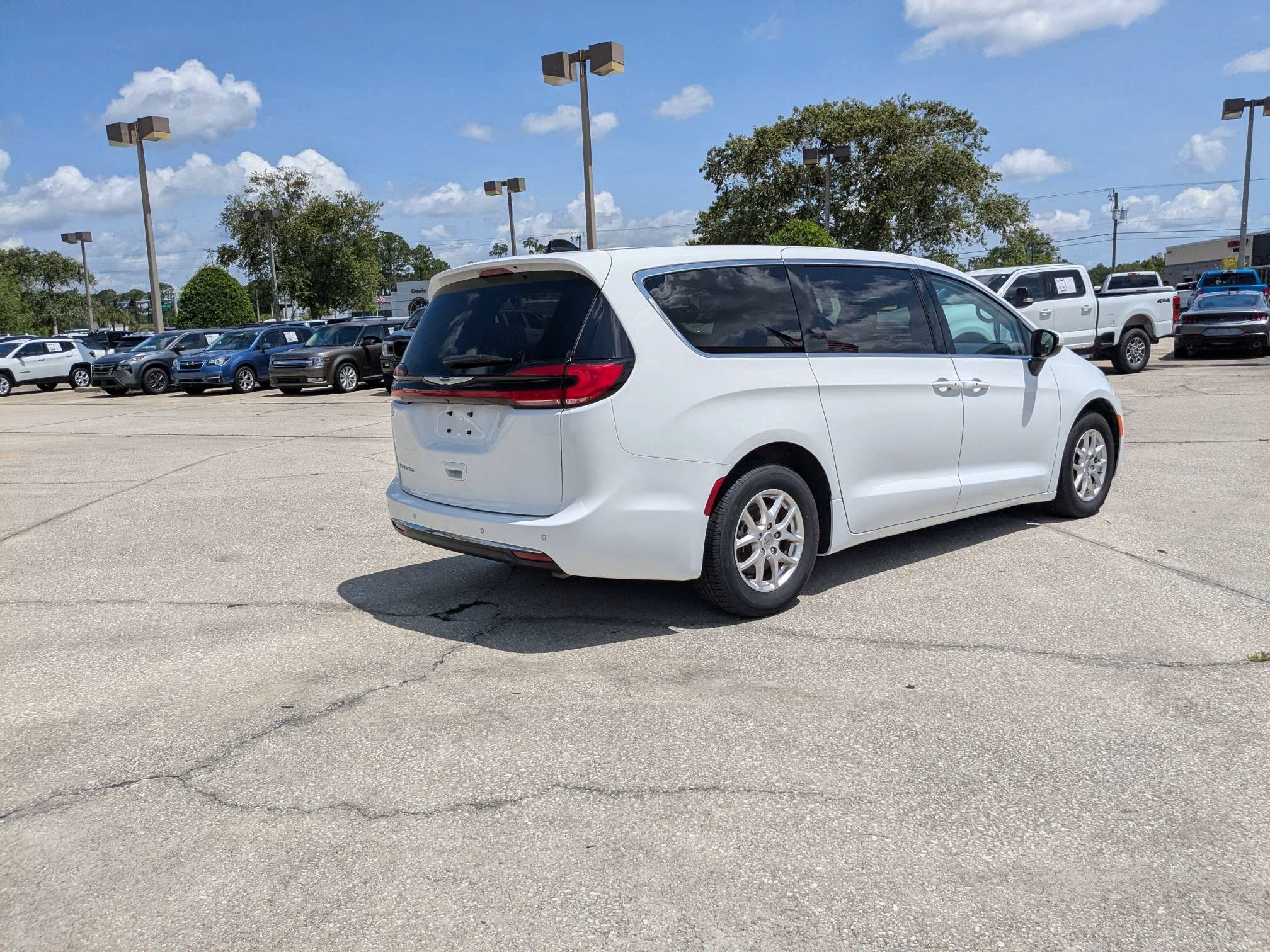 Used 2023 Chrysler Pacifica Touring-L FWD image 4