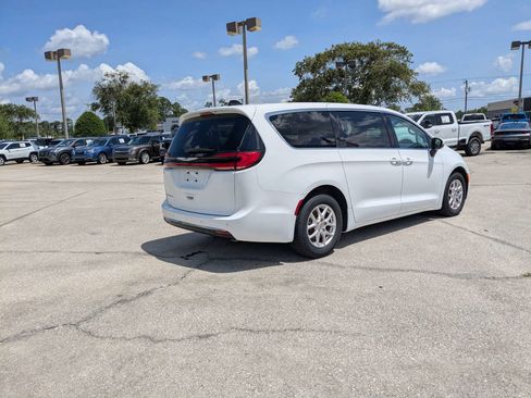 Used 2023 Chrysler Pacifica Touring-L FWD image 4