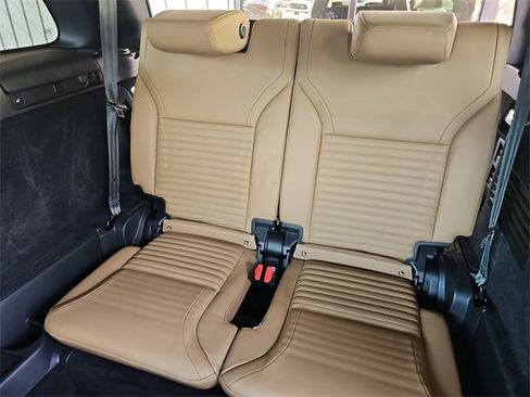 Used 2024 Land Rover Discovery Metropolitan Edition image 13