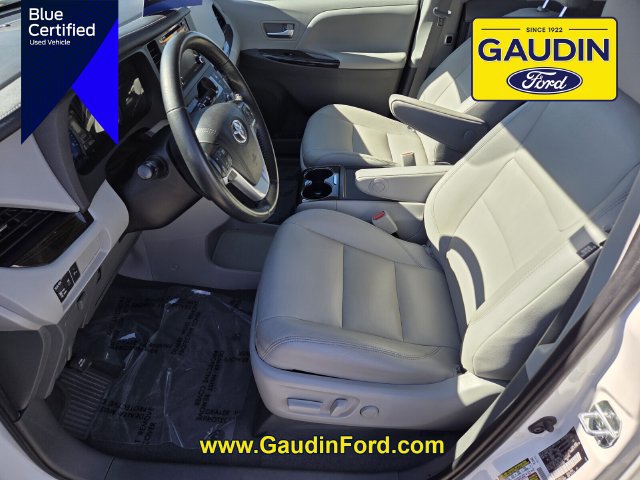 Used 2020 Toyota Sienna XLE w/ XLE Navigation Package FWD image 11