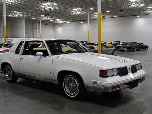Used 1988 Oldsmobile Cutlass Supreme Classic Brougham RWD image 17