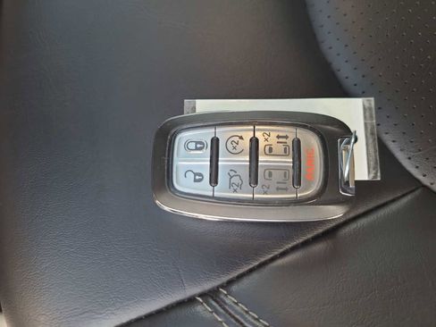 Used 2023 Chrysler Pacifica Touring-L image 28