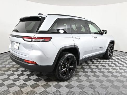 Used 2024 Jeep Grand Cherokee Altitude image 7