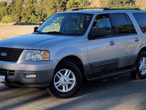 Used 2004 Ford Expedition XLT image 2