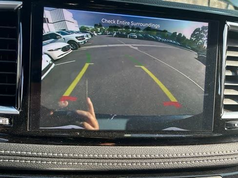 Used 2023 Chrysler Pacifica Limited w/ Uconnect Theater Family Group FWD image 8