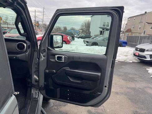 Used 2019 Jeep Wrangler Sport image 12