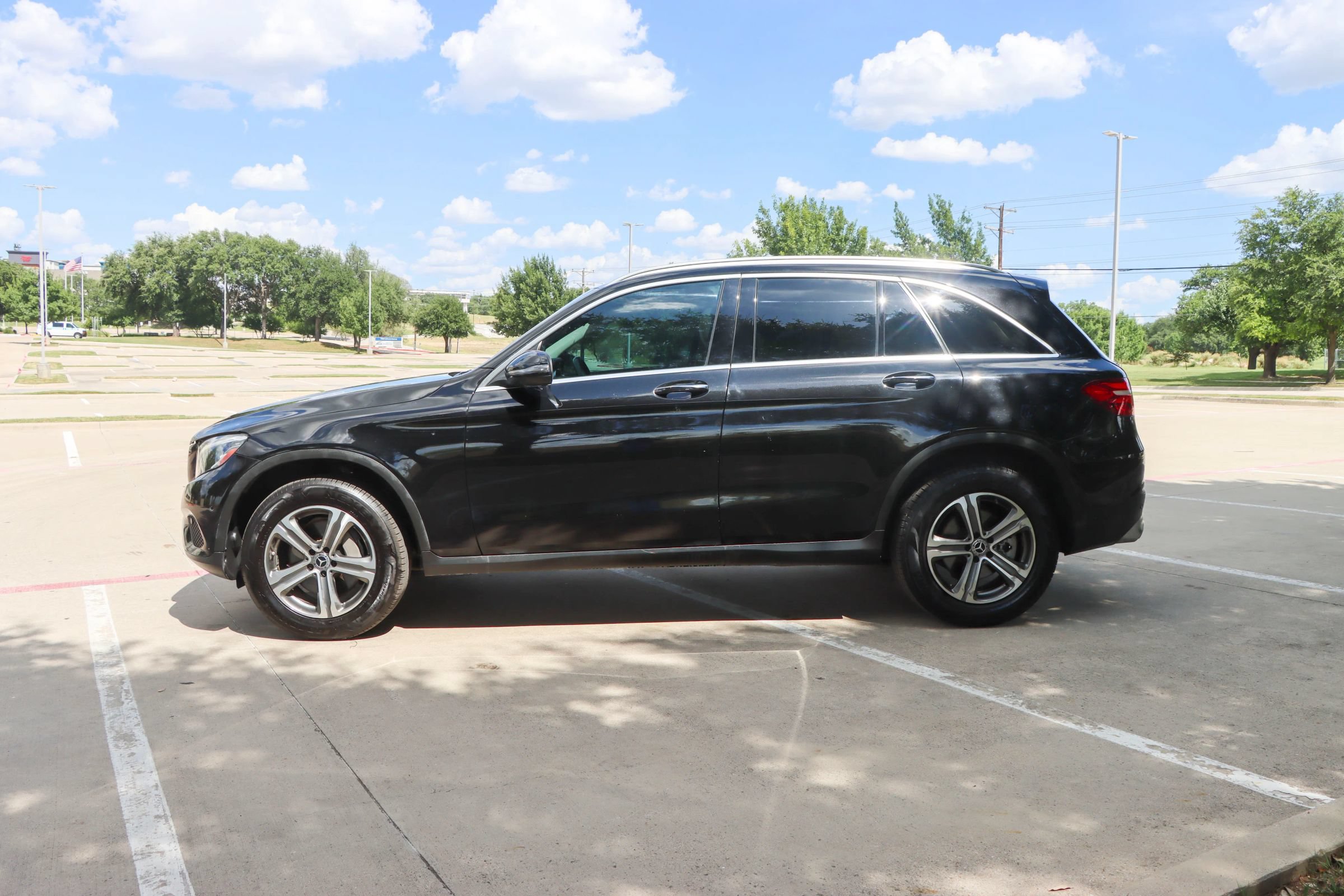 Used 2018 Mercedes-Benz GLC 300 4MATIC w/ Multimedia Package image 4
