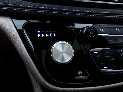 Used 2023 Chrysler Pacifica Limited w/ Uconnect Theater Family Group FWD image 33