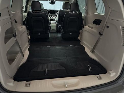 Used 2023 Chrysler Pacifica Touring-L image 36