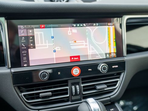 Certified 2025 Porsche Macan image 16