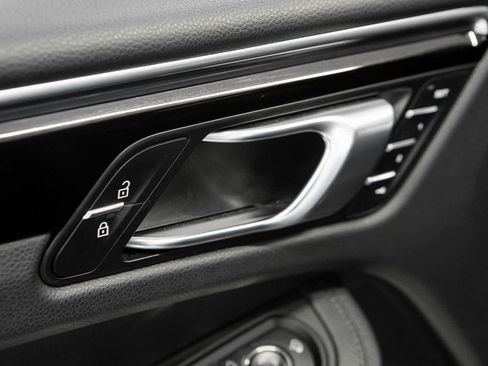 Certified 2023 Porsche Macan AWD/4WD image 21
