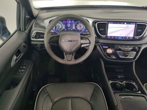 Used 2025 Chrysler Pacifica Limited image 19
