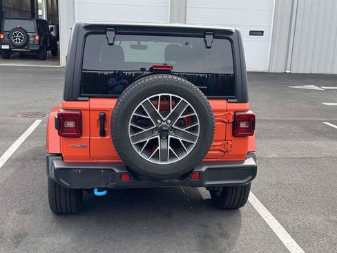 Used 2023 Jeep Wrangler Unlimited Sahara w/ Cold Weather Group AWD/4WD image 6