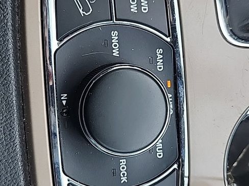 Used 2017 Jeep Grand Cherokee Limited AWD/4WD image 12