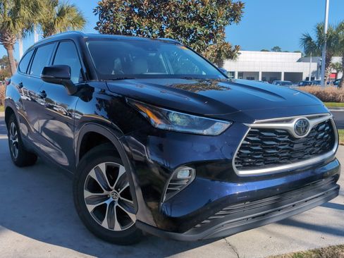 Certified 2021 Toyota Highlander XLE image 2