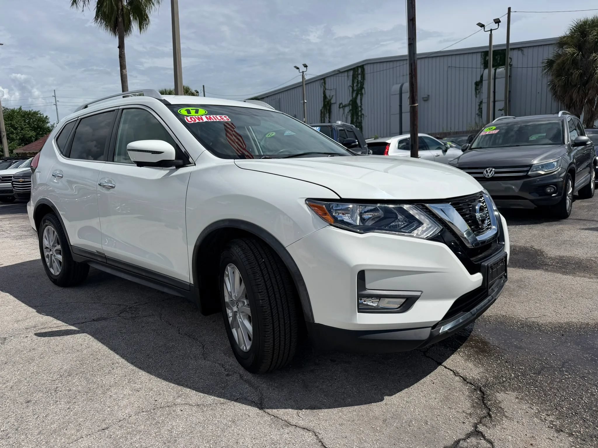 Used 2017 Nissan Rogue SV w/ SV Premium Package FWD image 3
