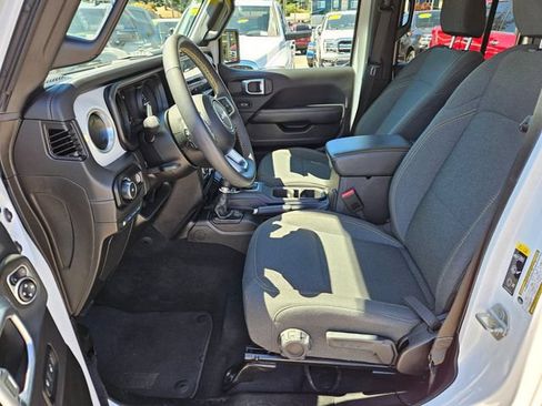 Used 2024 Jeep Wrangler Unlimited Sahara AWD/4WD image 21