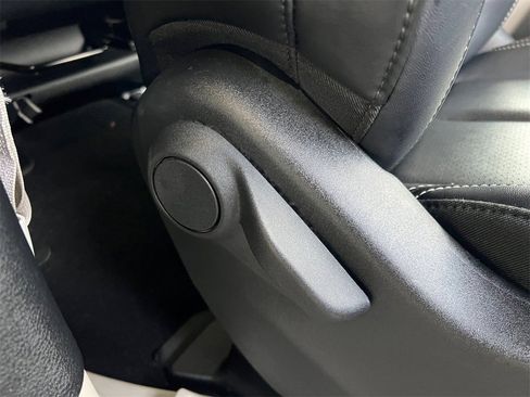 Used 2024 Chrysler Pacifica Select image 16