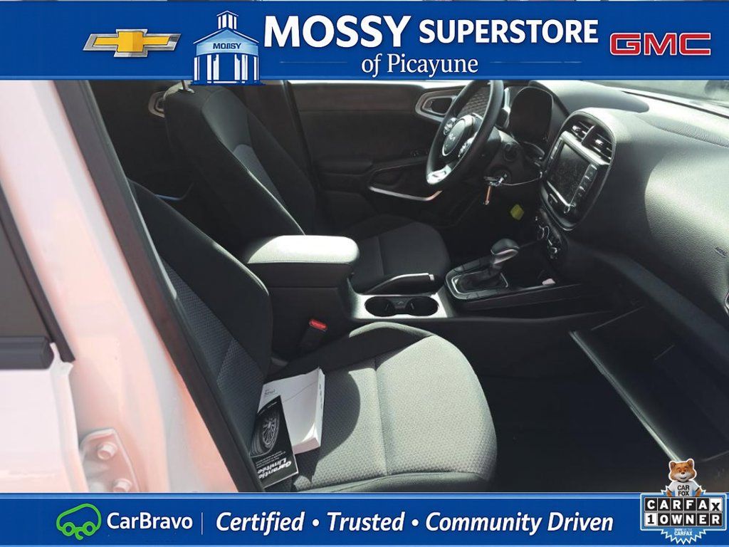 Used 2025 Kia Soul LX w/ LX Technology Package FWD image 11