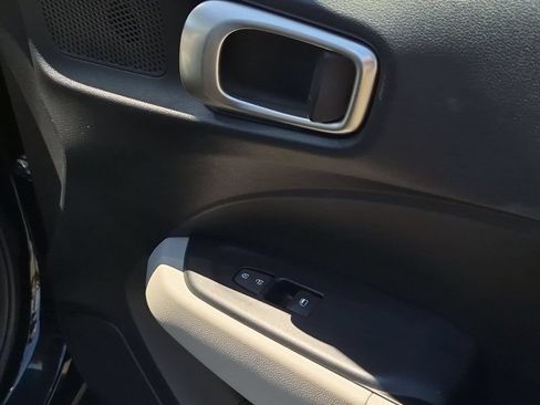 Used 2025 Hyundai Venue SEL FWD image 34