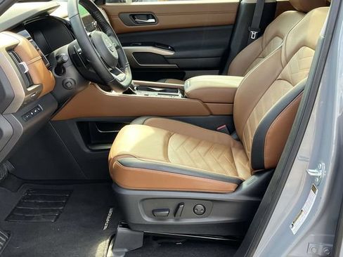 Used 2025 Nissan Pathfinder Platinum FWD image 13
