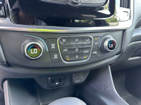 Used 2022 Chevrolet Traverse LT image 25