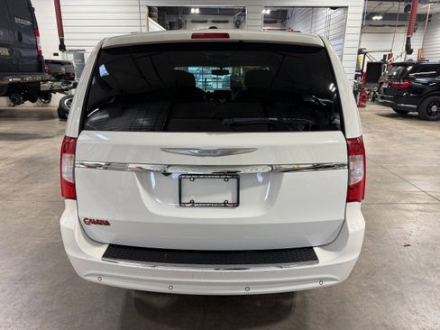Used 2013 Chrysler Town & Country Touring-L w/ Driver Convenience Group image 25