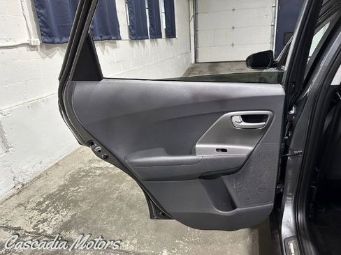 Used 2017 Kia Niro LX FWD image 19