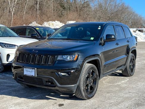 Used 2019 Jeep Grand Cherokee Laredo image 3