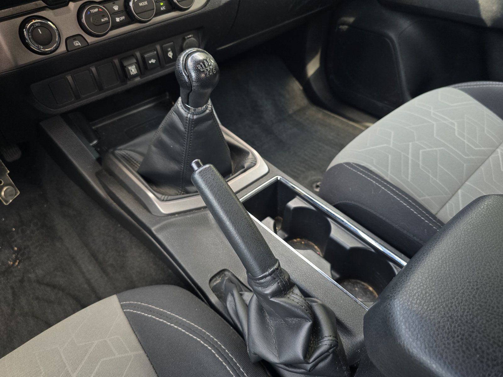 Used 2022 Toyota Tacoma TRD Off-Road AWD/4WD image 19
