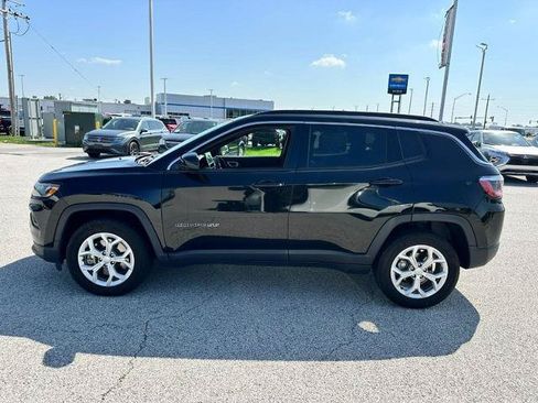 Used 2024 Jeep Compass Latitude AWD/4WD image 2